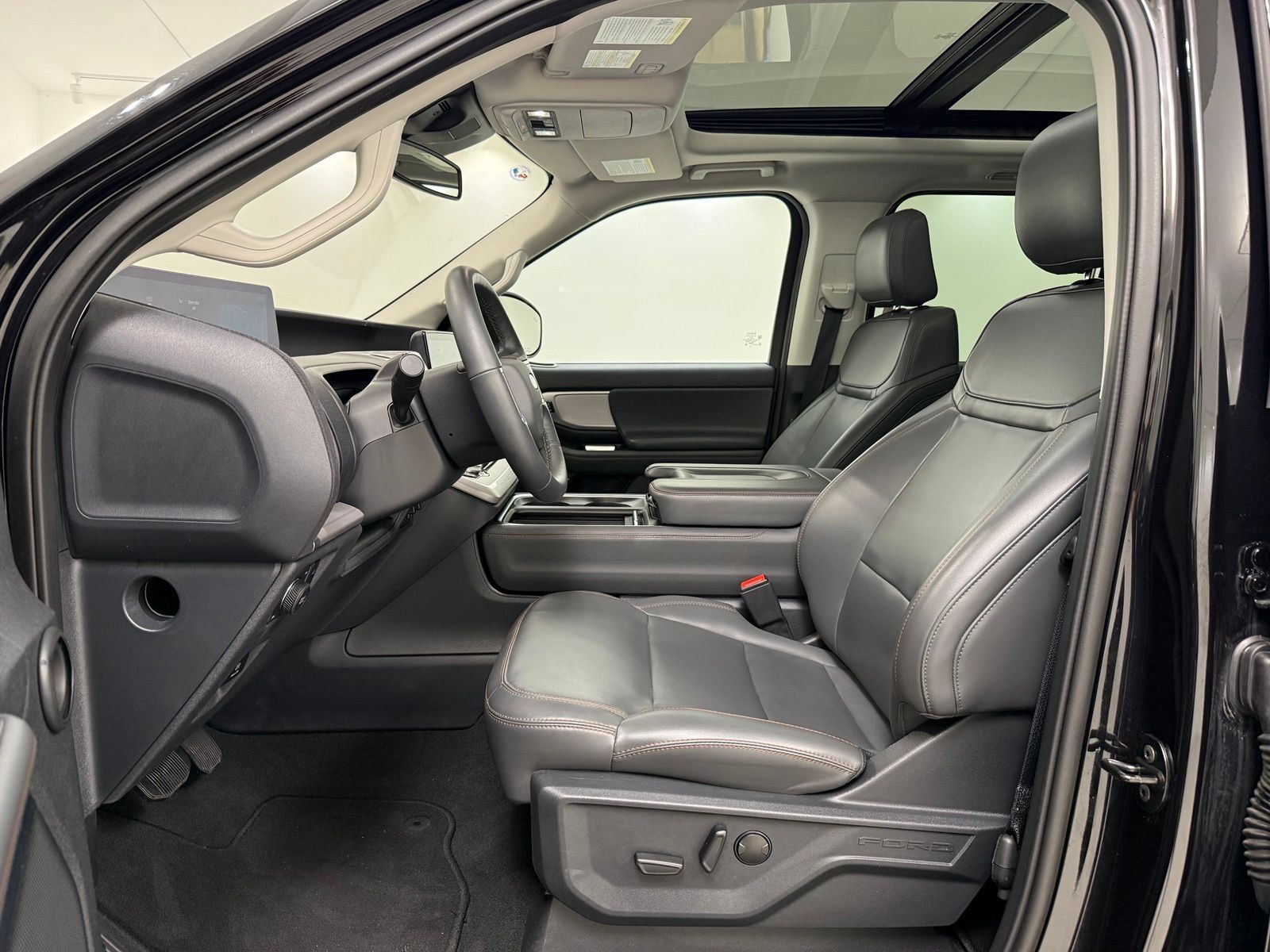 Used 2025 Ford Expedition Active AWD/4WD image 15