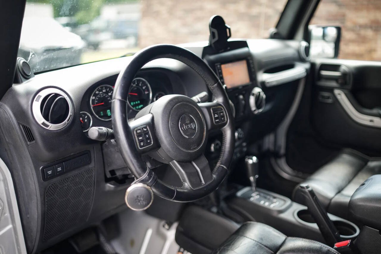 Used 2012 Jeep Wrangler Unlimited Rubicon w/ Dual Top Group AWD/4WD image 40
