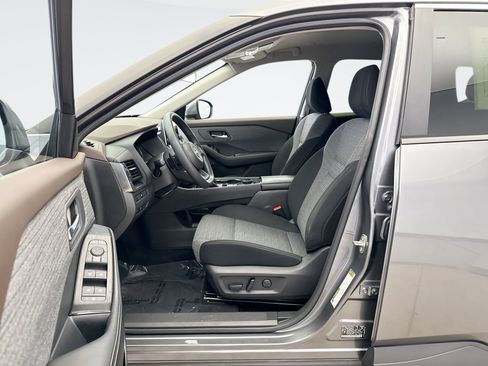 Used 2023 Nissan Rogue SV image 10