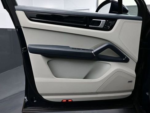 Certified 2022 Porsche Cayenne Platinum Edition AWD/4WD image 7