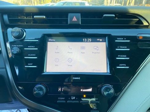 Used 2020 Toyota Camry SE image 11