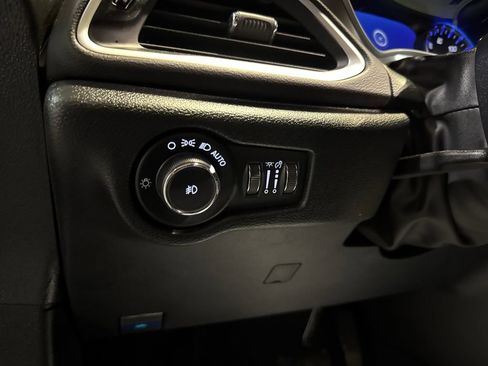 Used 2025 Chrysler Pacifica Select FWD image 12