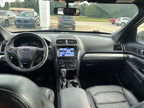 Used 2018 Ford Explorer XLT w/ Equipment Group 202A FWD image 12