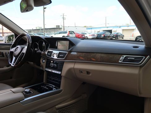 Used 2014 Mercedes-Benz E 550 4MATIC Sedan image 34