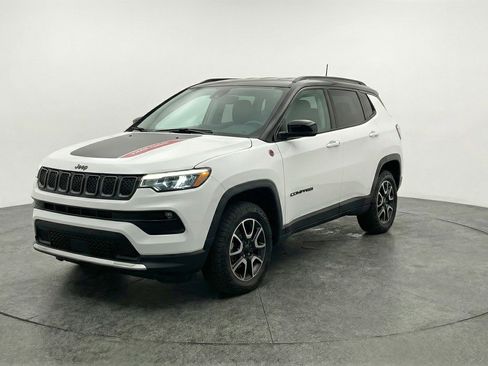 Used 2025 Jeep Compass Trailhawk image 3