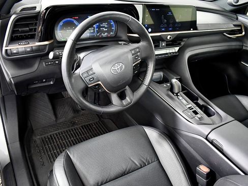 Used 2023 Toyota Crown Platinum image 23