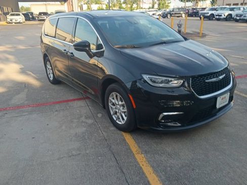 Used 2025 Chrysler Pacifica Select FWD image 6