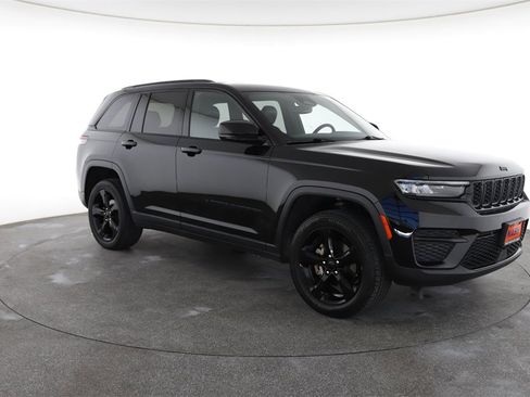 Used 2023 Jeep Grand Cherokee Altitude image 2