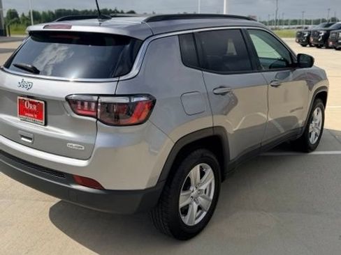 Used 2022 Jeep Compass Latitude w/ Sun and Sound Group AWD/4WD image 6