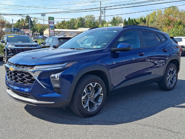 Used 2024 Chevrolet Trax LT w/ Driver Confidence Package FWD image 3