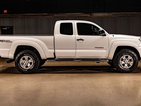 Used 2015 Toyota Tacoma 4x4 Access Cab V6 w/ TRD Off-Road Package image 10