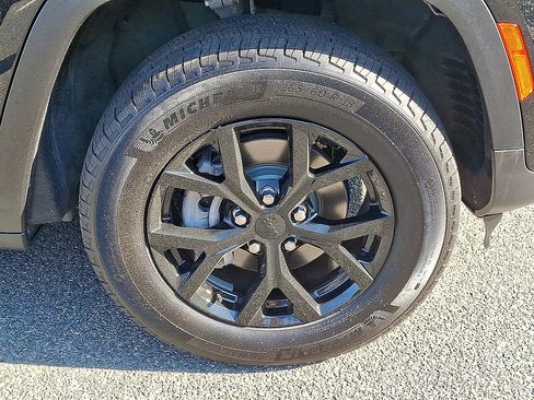 Certified 2024 Jeep Grand Cherokee Altitude AWD/4WD image 19