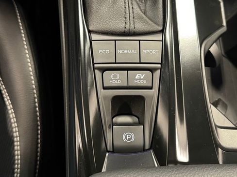 Used 2025 Toyota Camry SE image 32