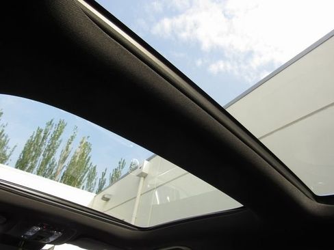 Used 2025 Mercedes-Benz GLB 250 4MATIC image 30