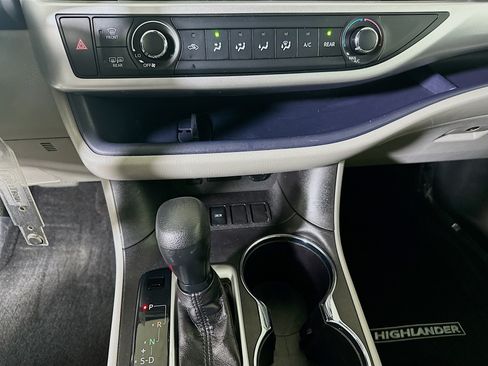 Used 2018 Toyota Highlander LE FWD image 22