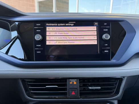 Used 2024 Volkswagen Taos SE w/ Panoramic Sunroof Package image 23