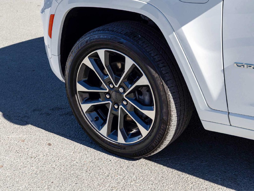 Used 2023 Jeep Grand Cherokee Overland w/ Luxury Tech Group IV AWD/4WD image 9