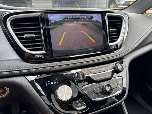 Used 2025 Chrysler Pacifica Limited FWD image 17