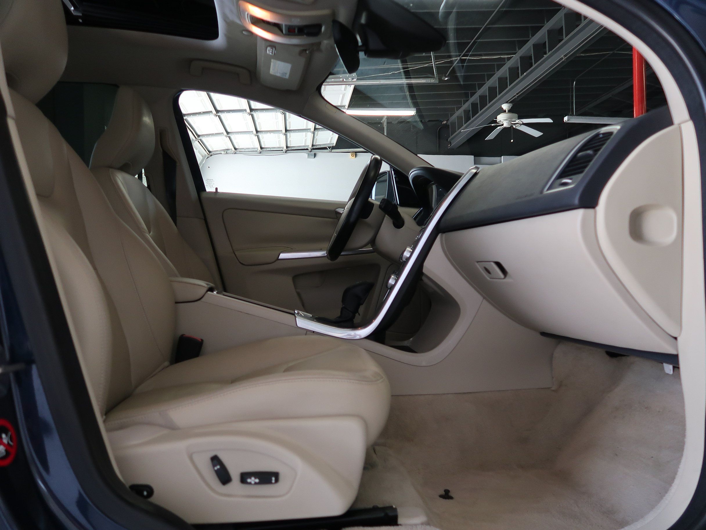 Used 2015 Volvo XC60 T5 Premier w/ Proximity Package FWD image 29