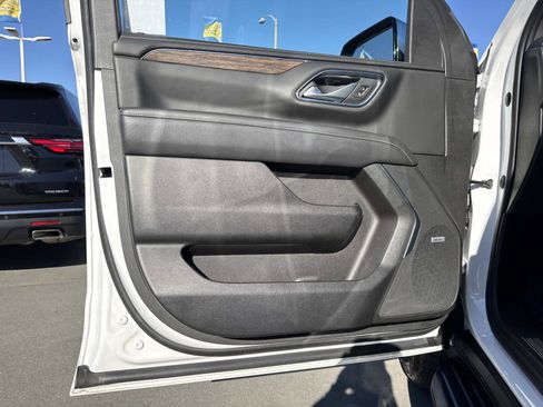 Used 2023 Chevrolet Suburban Premier image 17