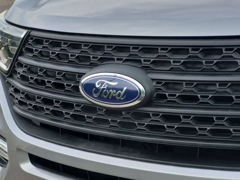 Used 2020 Ford Explorer XLT w/ Equipment Group 202A AWD/4WD image 12