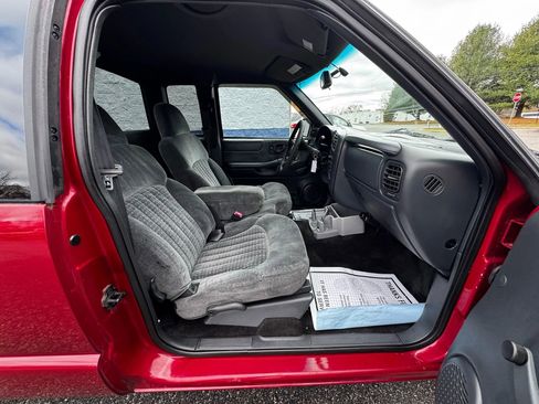 Used 2000 Chevrolet S10 Pickup LS w/ Preferred Equipment Group image 12