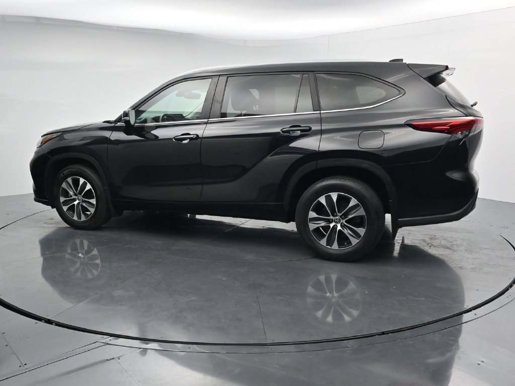 Used 2023 Toyota Highlander XLE AWD/4WD image 5