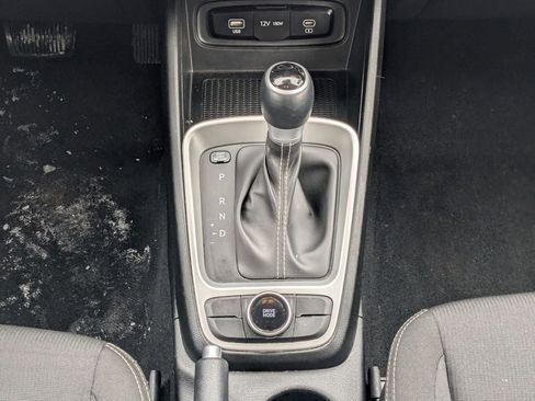 Used 2025 Hyundai Venue SEL image 24