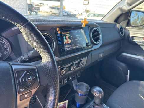 Used 2019 Toyota Tacoma TRD Sport image 13