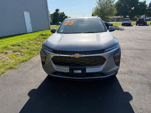 Used 2025 Chevrolet Trax LT FWD image 7
