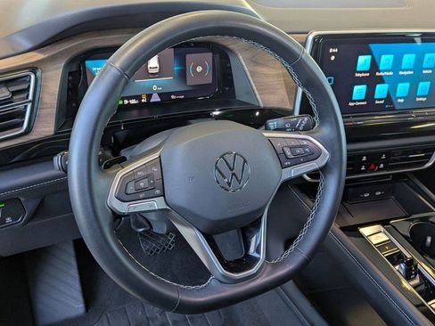 Used 2025 Volkswagen Atlas SE image 4