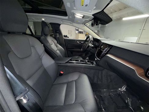 Used 2025 Volvo V60 B5 Cross Country Plus image 14