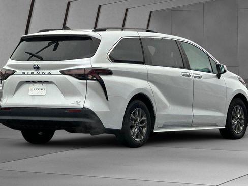 Used 2023 Toyota Sienna XLE image 4