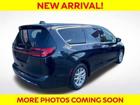 Used 2023 Chrysler Pacifica Touring-L image 7