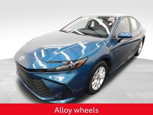 Used 2025 Toyota Camry LE image 13