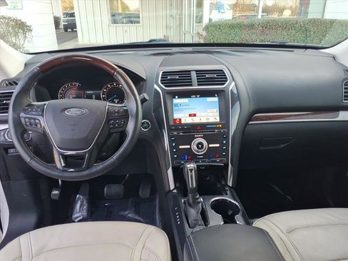 Used 2017 Ford Explorer Platinum image 12