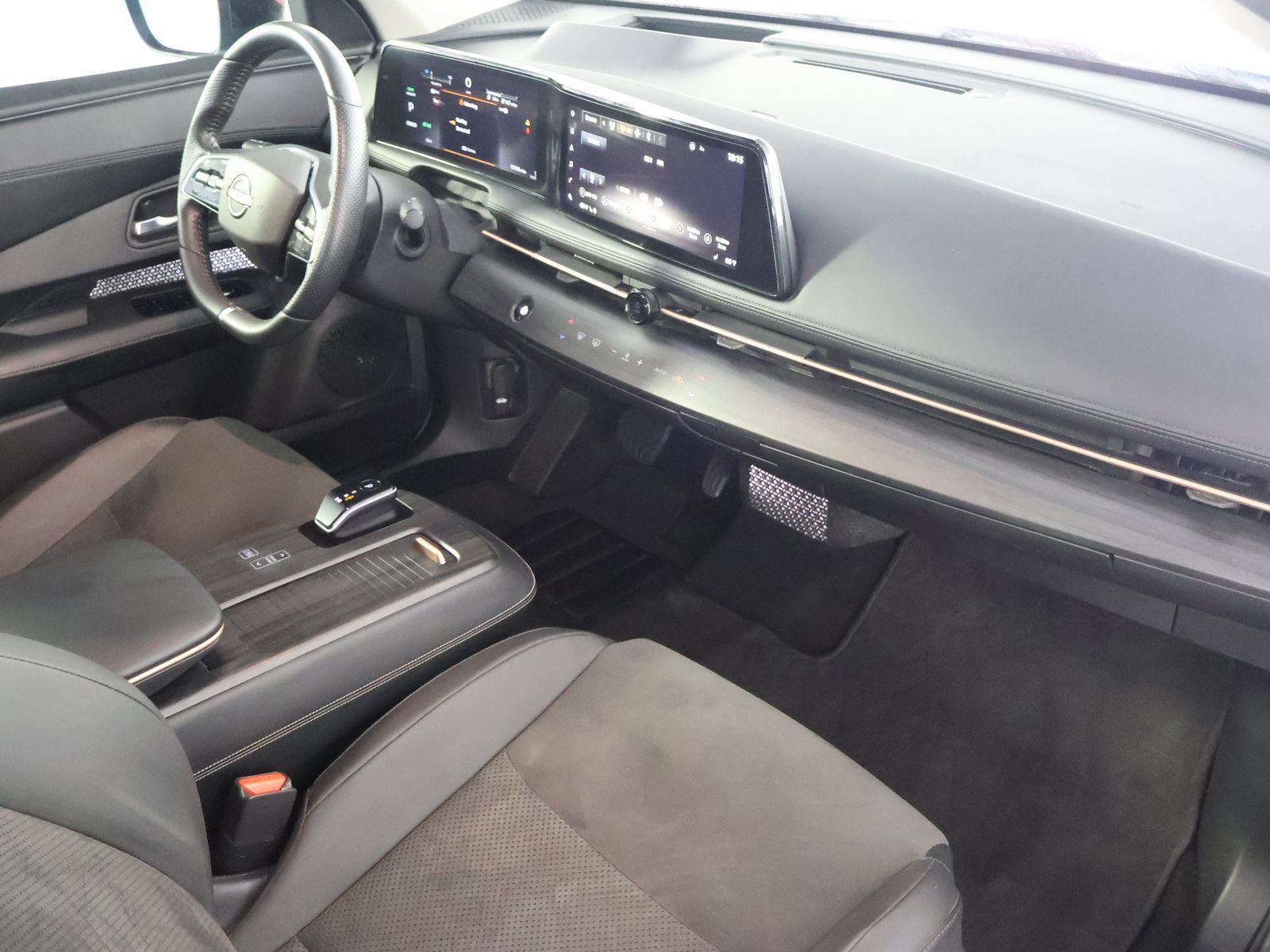 Used 2024 Nissan Ariya AWD image 45