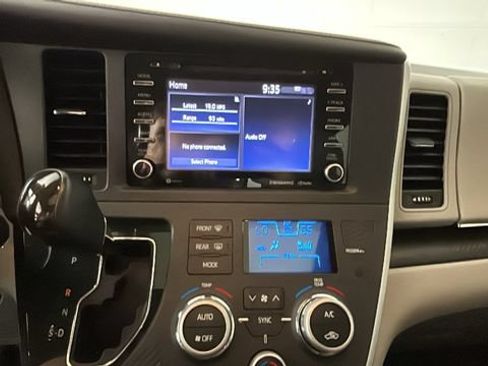Used 2020 Toyota Sienna XLE FWD image 23