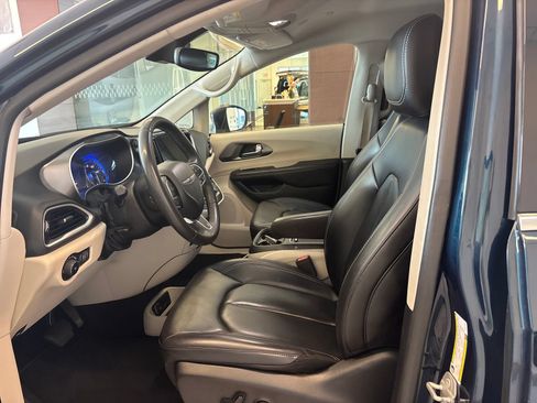 Used 2023 Chrysler Pacifica Touring-L FWD image 12