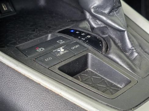 Used 2020 Toyota RAV4 LE FWD image 18