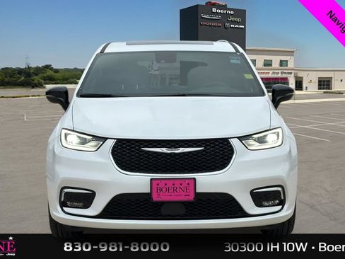 Used 2026 Chrysler Pacifica Limited FWD image 8