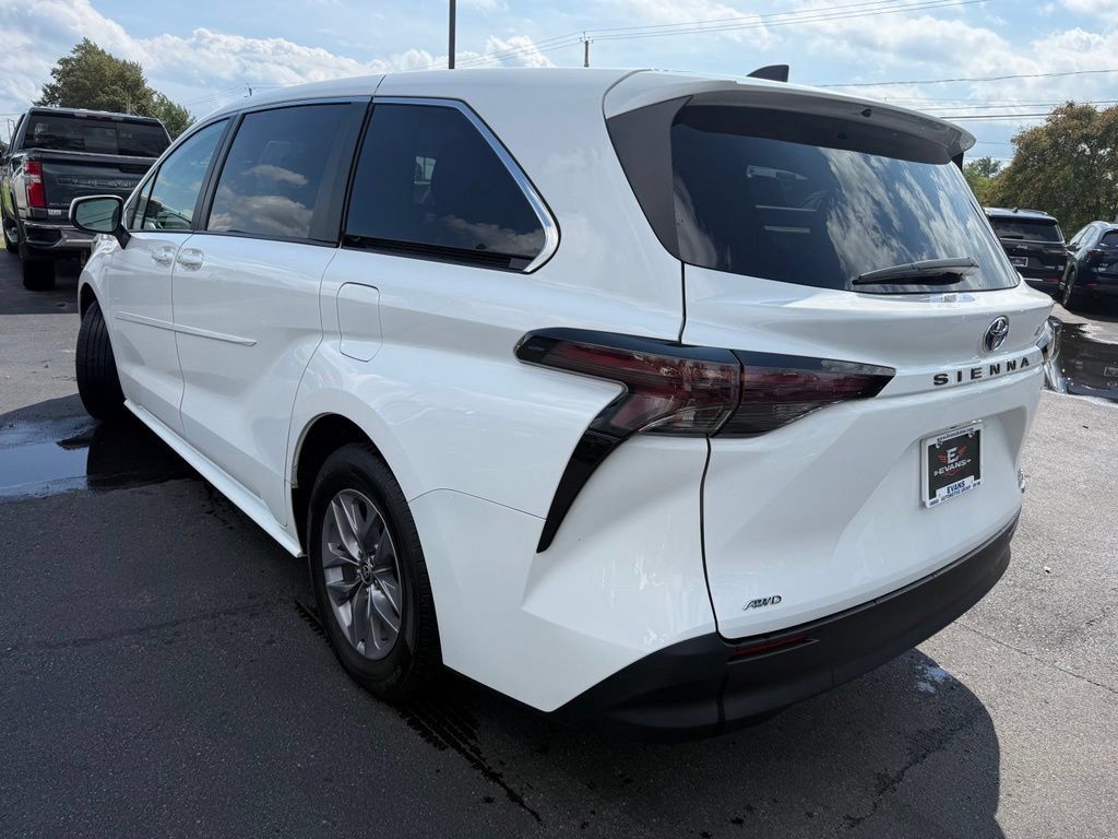 Used 2024 Toyota Sienna LE AWD/4WD image 5