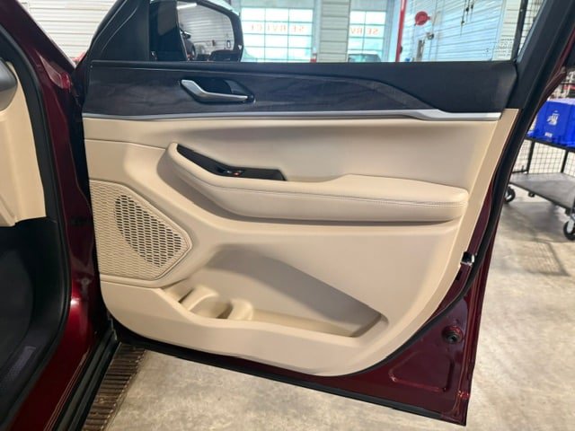 Used 2023 Jeep Grand Cherokee Limited AWD/4WD image 8
