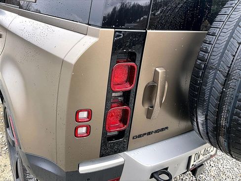 Used 2024 Land Rover Defender 110 SE image 28