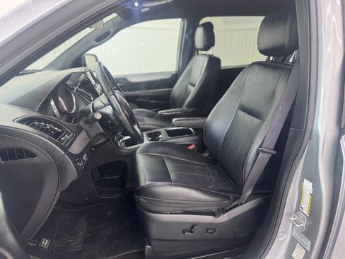 Used 2016 Dodge Grand Caravan R/T image 9