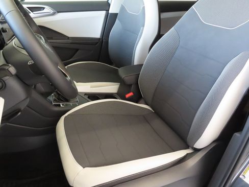 New 2025 Volkswagen Taos SE image 12