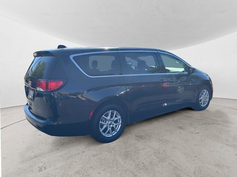 Used 2023 Chrysler Voyager LX FWD image 5