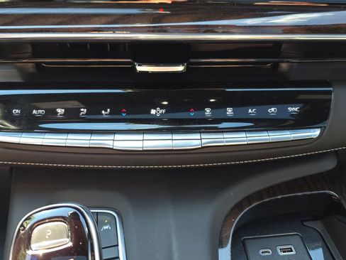 Certified 2022 Cadillac Escalade Sport Platinum w/ LPO, ONYX Package image 21