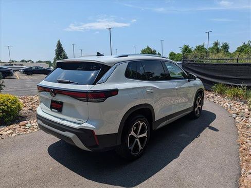 Certified 2025 Volkswagen Tiguan SE AWD/4WD image 5