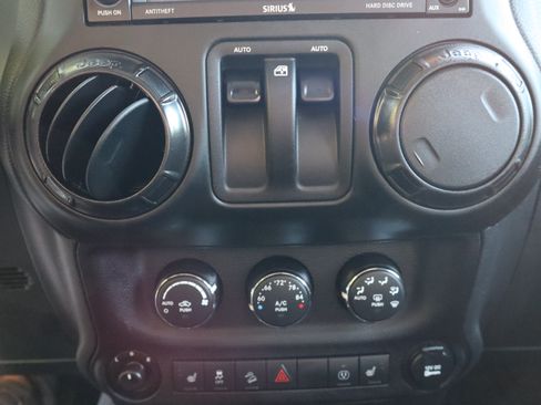 Used 2018 Jeep Wrangler Rubicon AWD/4WD image 39